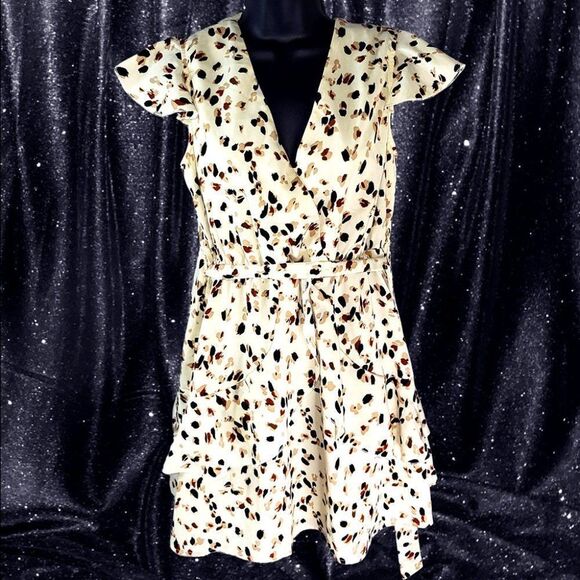 Dresses & Skirts - Cream butterfly sleeves layered sashed flirty dress
